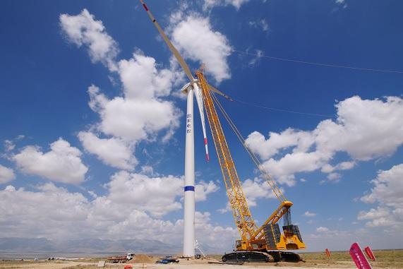 黄河公司海南40万千瓦风电项目首台机组吊装成功，绿色能源再添新动力